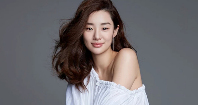 Stephanie Lee as Stella Hwang